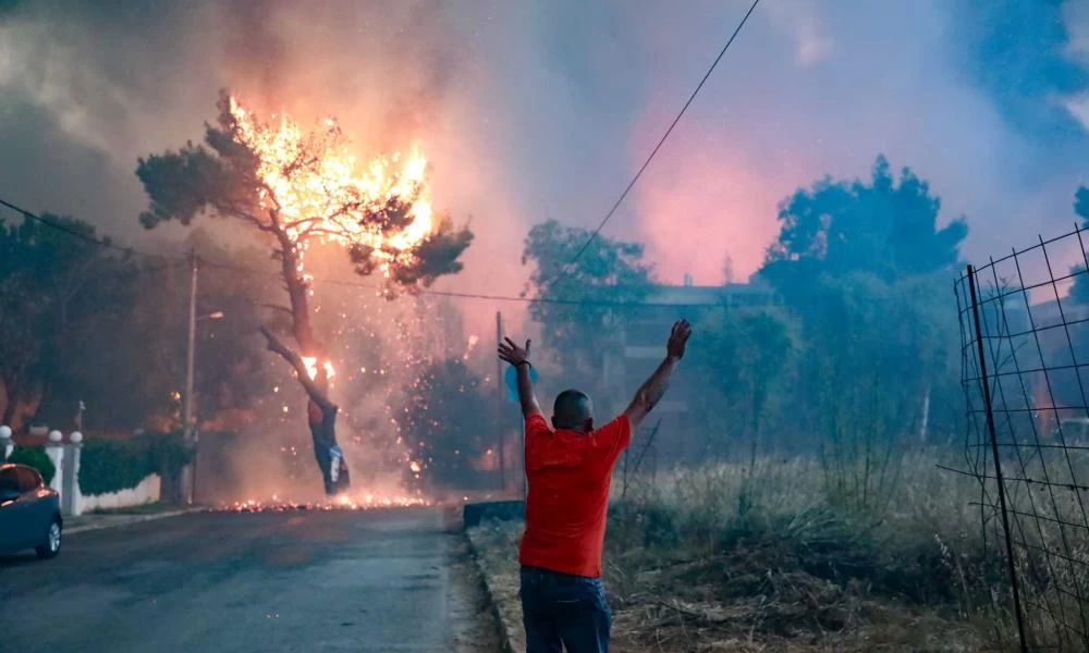 Η φωτιά στην Αττική είναι απόρροια του ακραίου καύσωνα λέει καθηγητής του ΑΠΘ